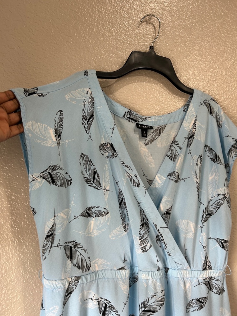 Torrid women’s Light Blue Feather Print V Hem Challis midi Dress plus sz 2 - Picture 5 of 14